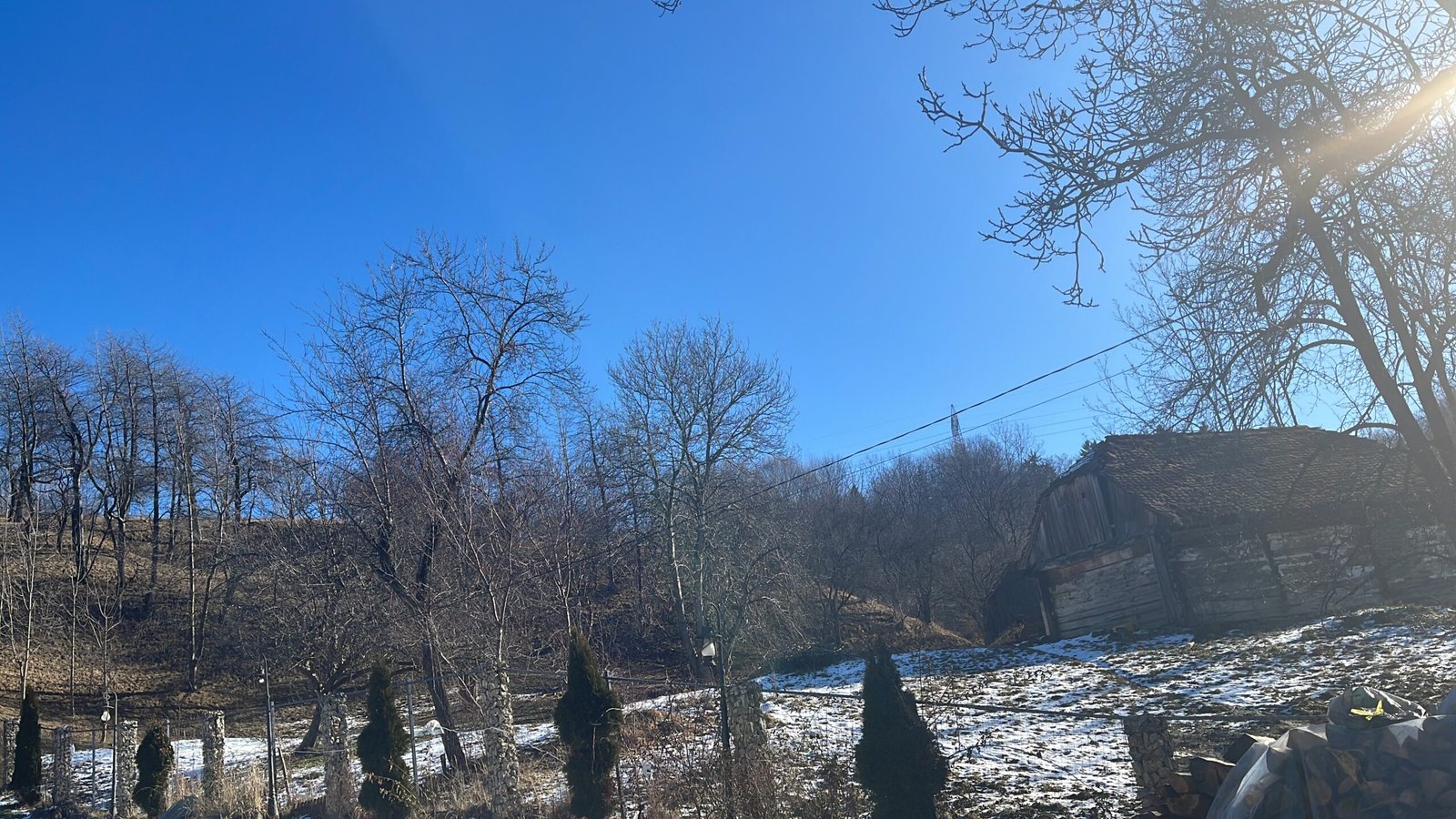 Grădina din Bran după topirea zăpezii, într-o zi însorită