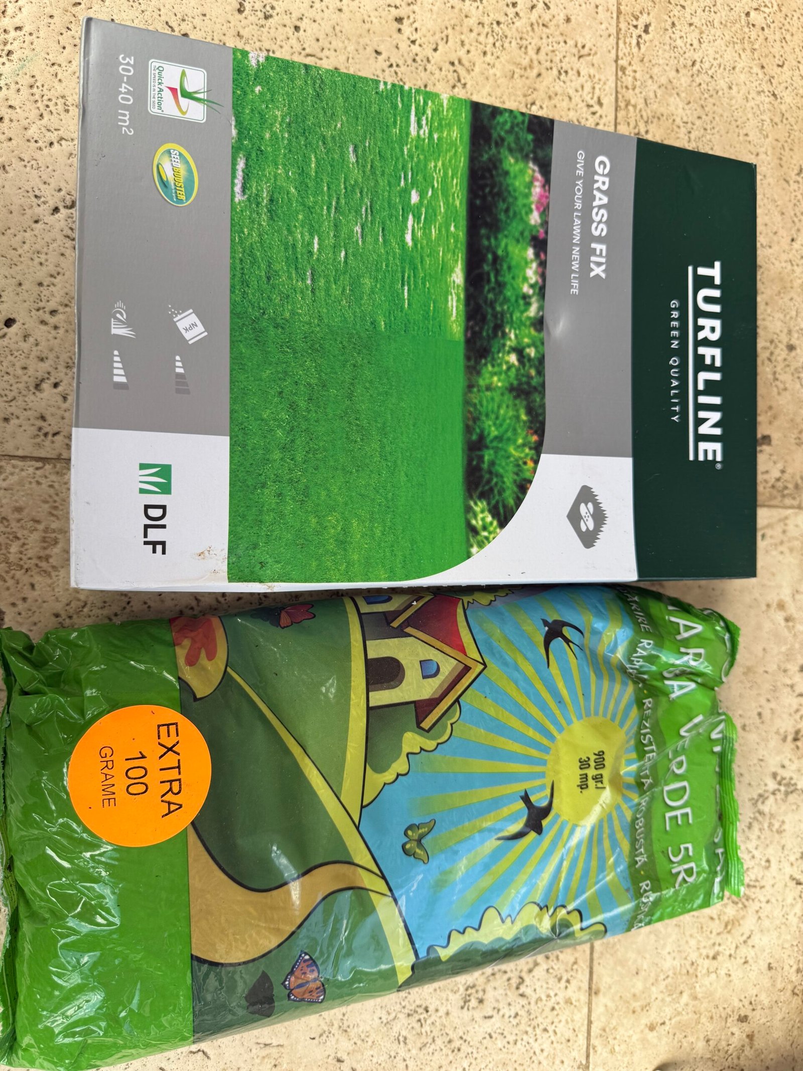 Cutie DLF Turfline Grass Fix și sac de gazon universal EVERDE folosite în grădina din Bran.